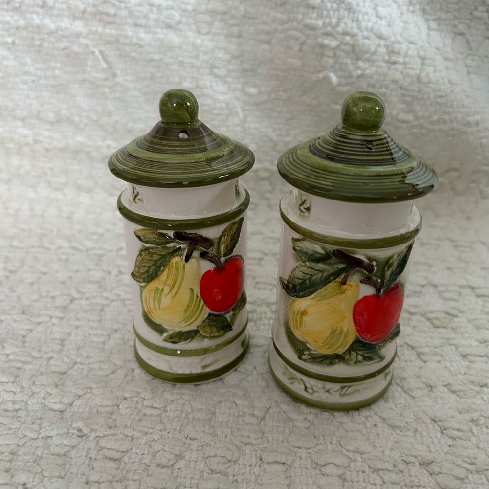 Vtg Retro Set Fruit Pear Red Apple, Lids Lot 2 Spice Jars - Salt Pepper Japan